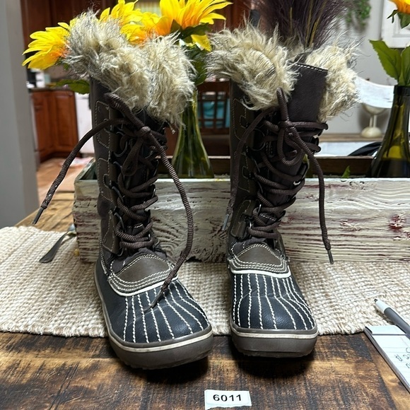 Arizona Jean co 7m lace up boots. Faux fur. Preowned - Picture 1 of 8